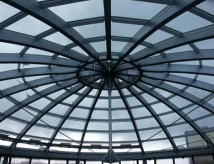 Echipa MetalWork Pro la lucru pe un proiect de construcții metalice